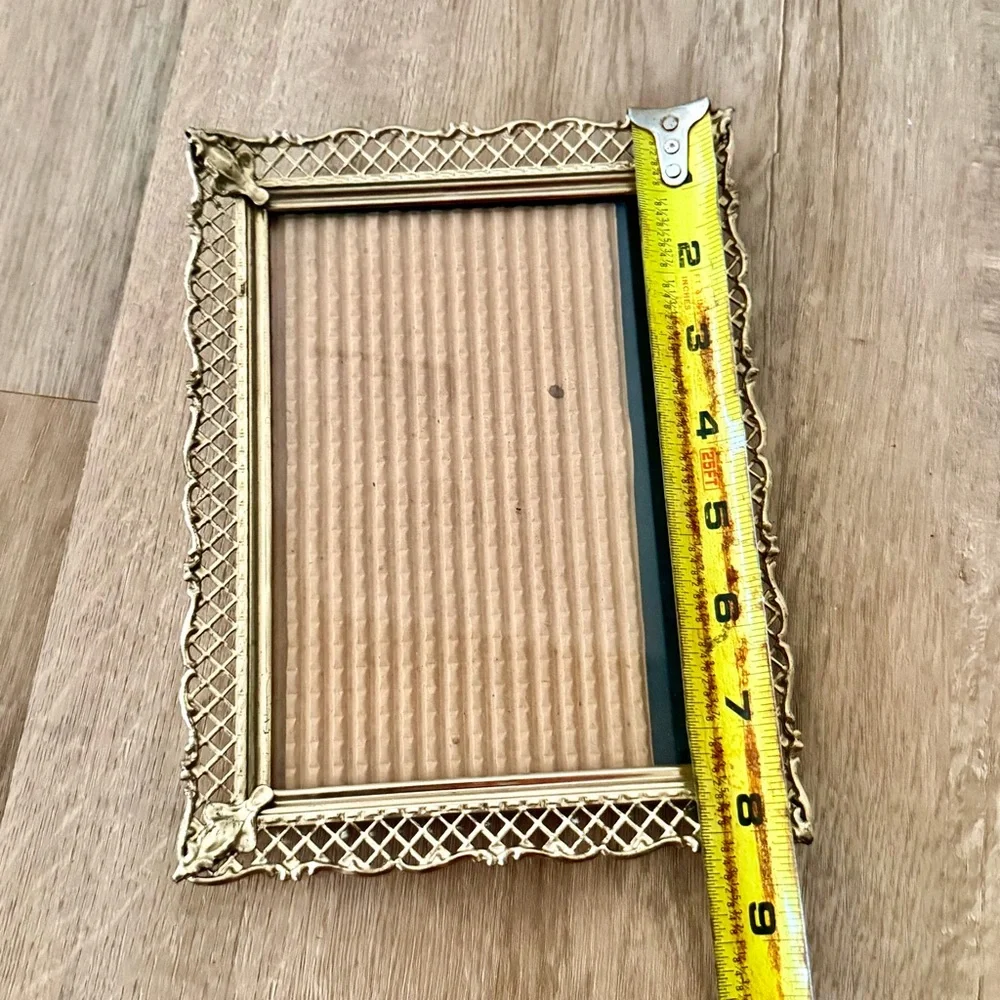 Vtg VICTORIAN Gold Tone Filigree Metal‎ PHOTO PICTURE FRAME W/ Glass 6” X 8
